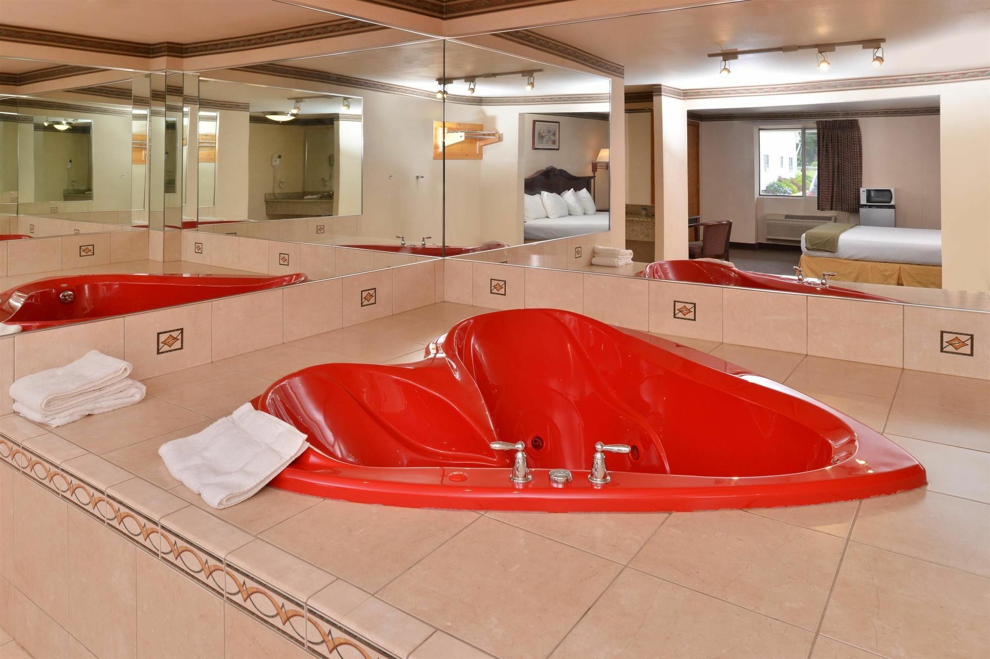 Americas Best Value Inn & Suites Wolcott Екстериор снимка